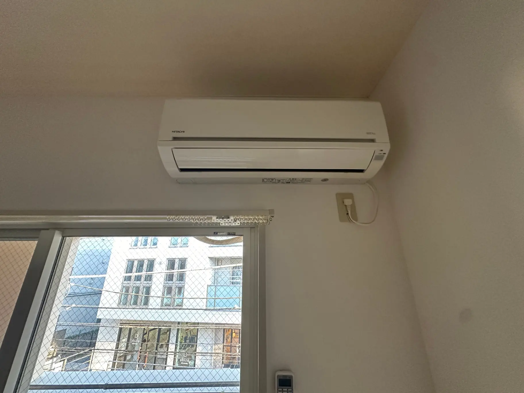 日立製エアコンが設置された部屋のインテリア、白い壁と窓からの光が入る明るい空間
