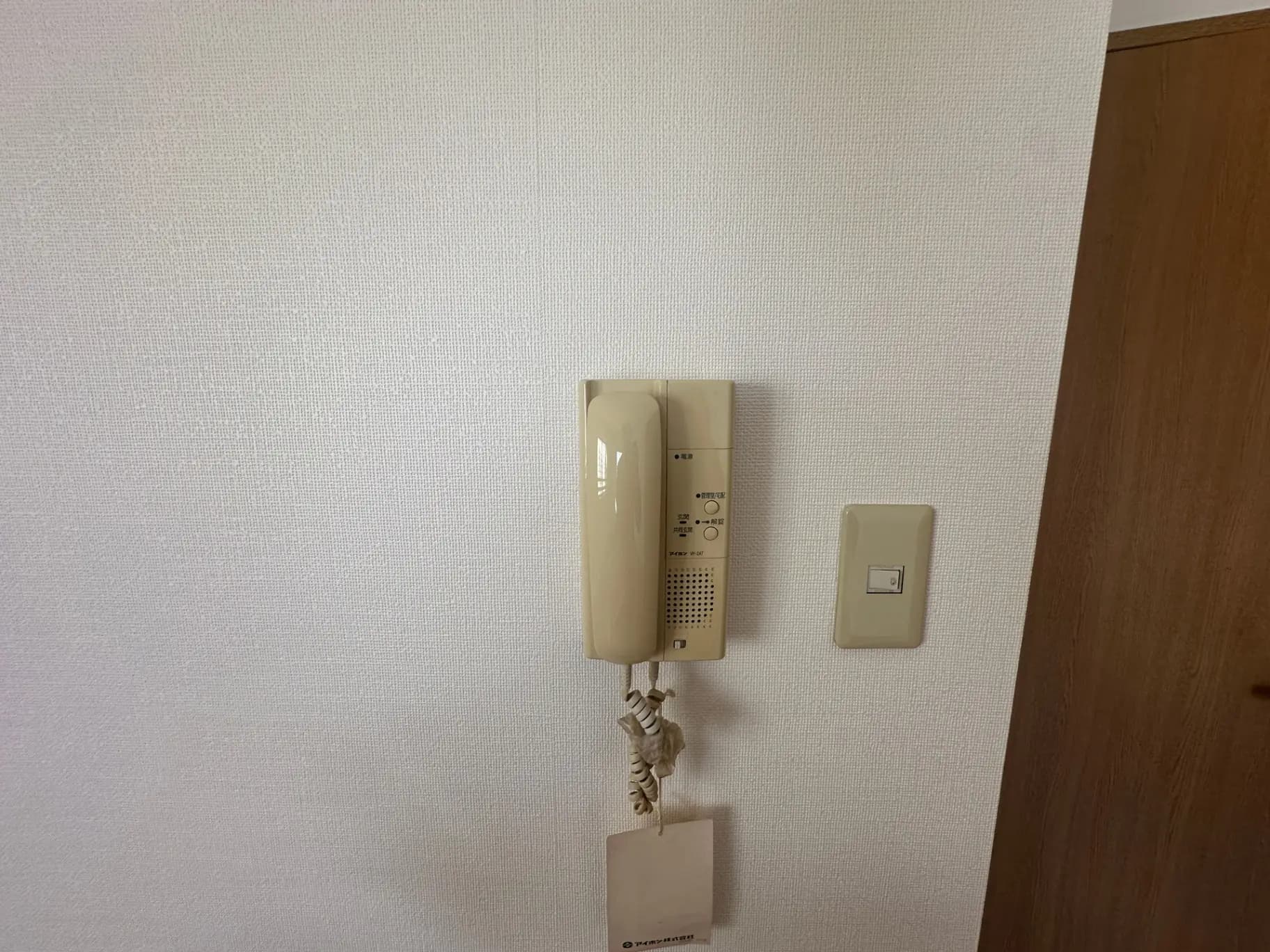 壁に取り付けられたインターホンとスイッチの画像
