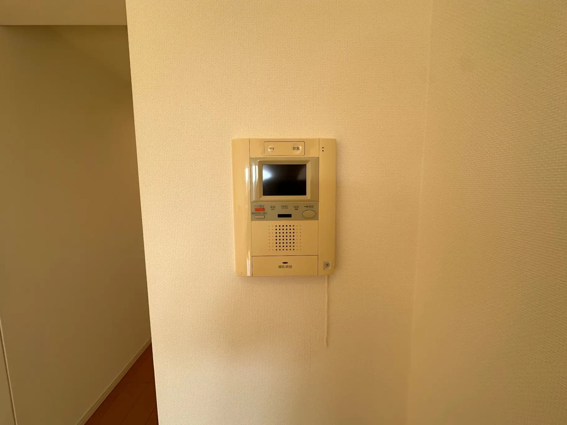 家庭用インターホンシステム、壁に取り付けられたデジタルディスプレイとスピーカー、明るい部屋のインテリア