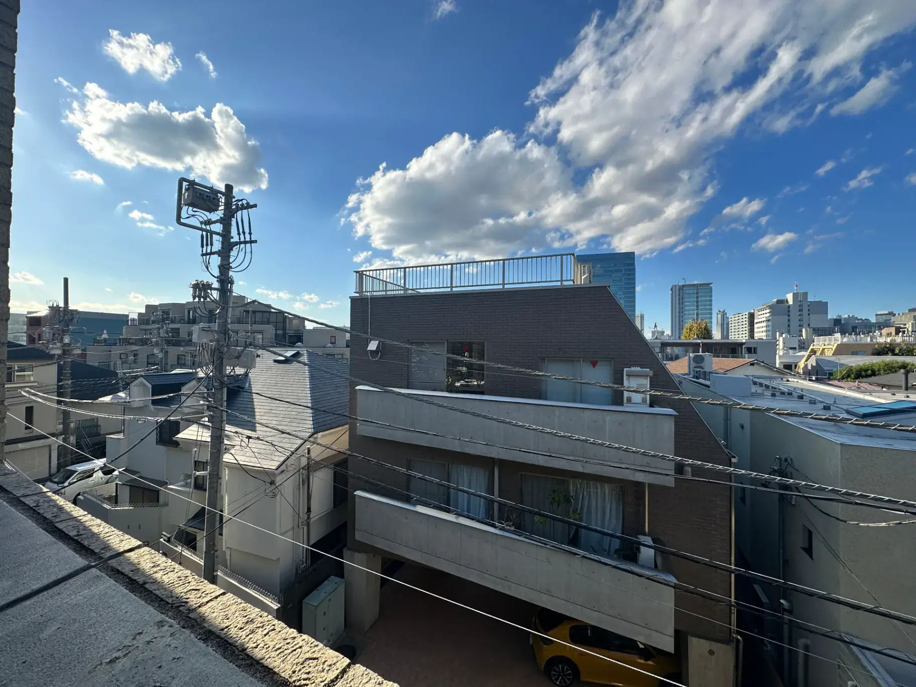 日本の都市風景、青空と雲、住宅とビルディング、電柱と電線