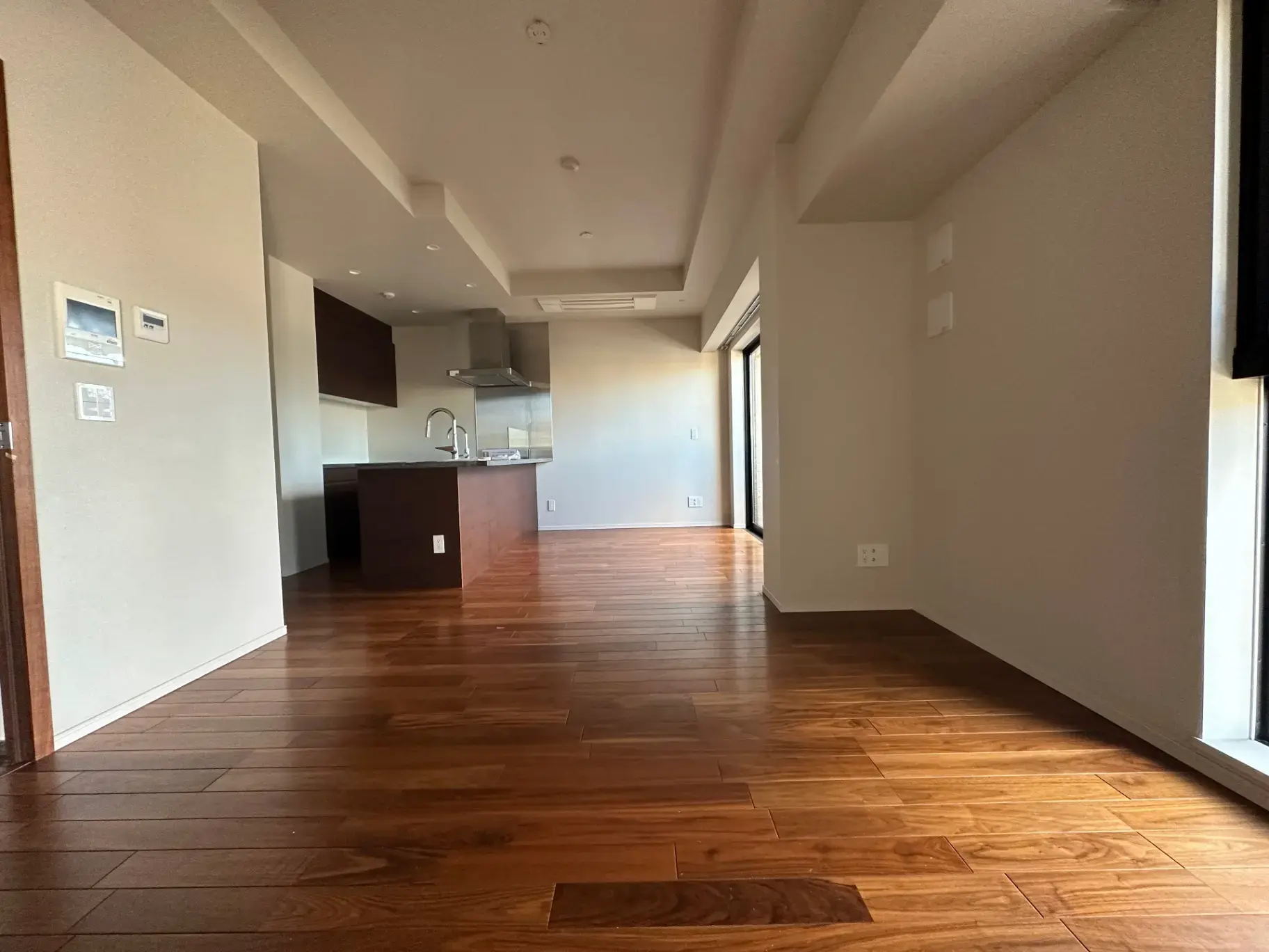 広々としたリビングスペースとモダンなキッチンが特徴の明るいお部屋