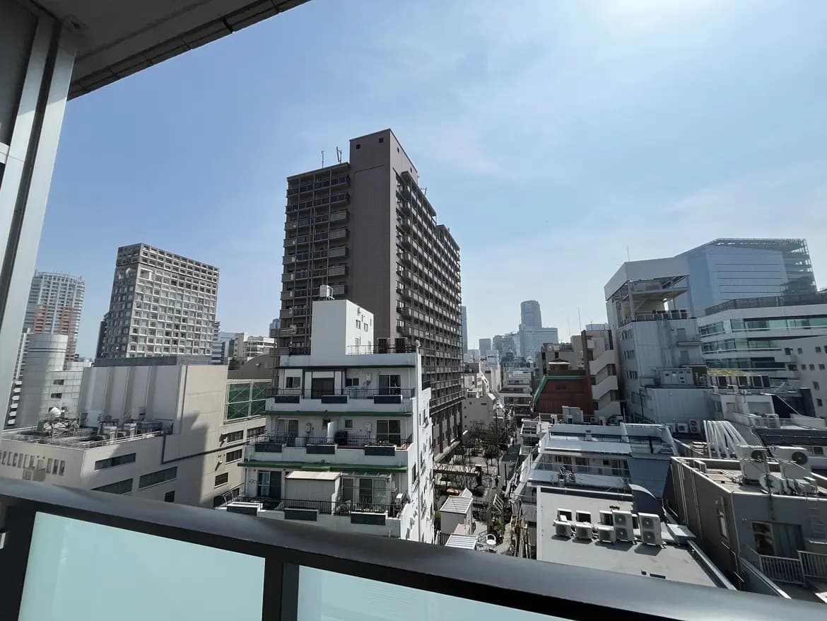日中の都市風景、高層ビルとマンション、晴天の下の都会の住宅地