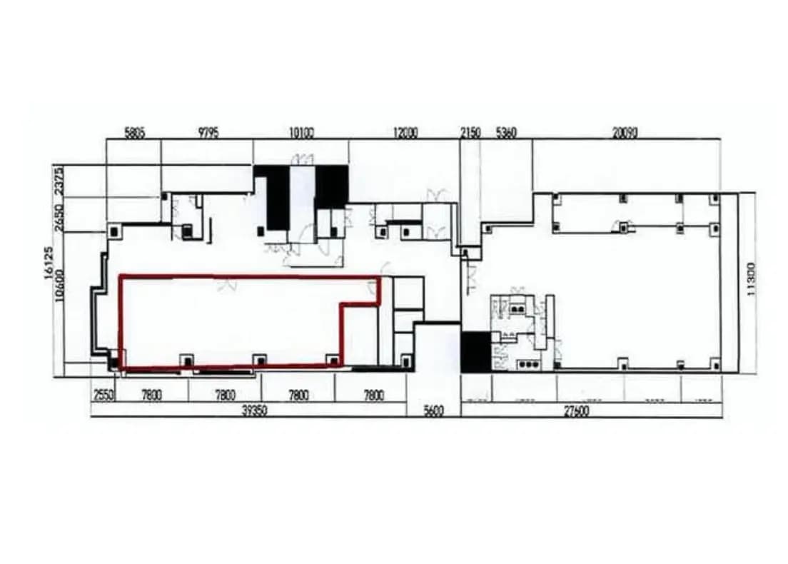- 住宅の間取り図、リビングやキッチンの配置が示された詳細な設計図