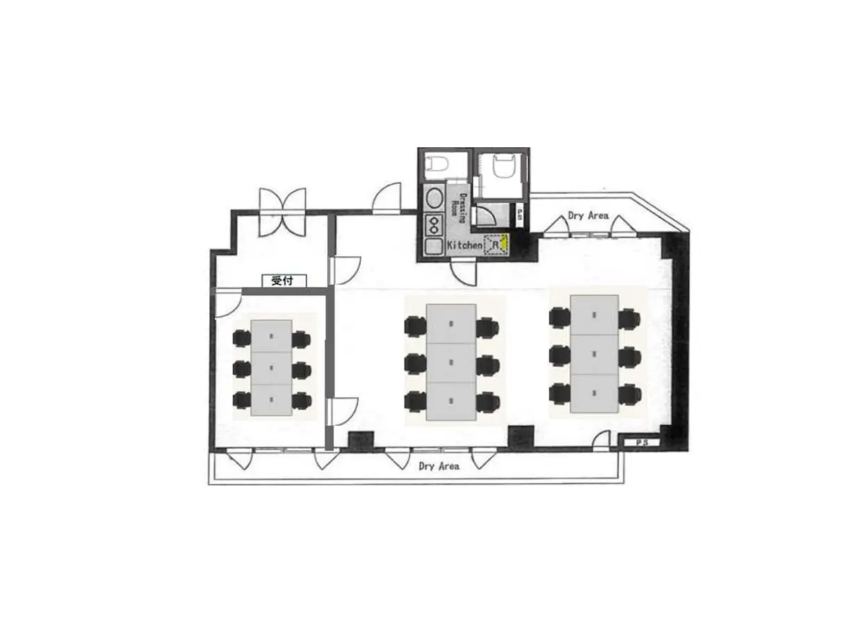 - キッチンと乾燥エリアを含む会議室の平面図、中央にテーブルが配置された複数の作業スペースがあるデザイン