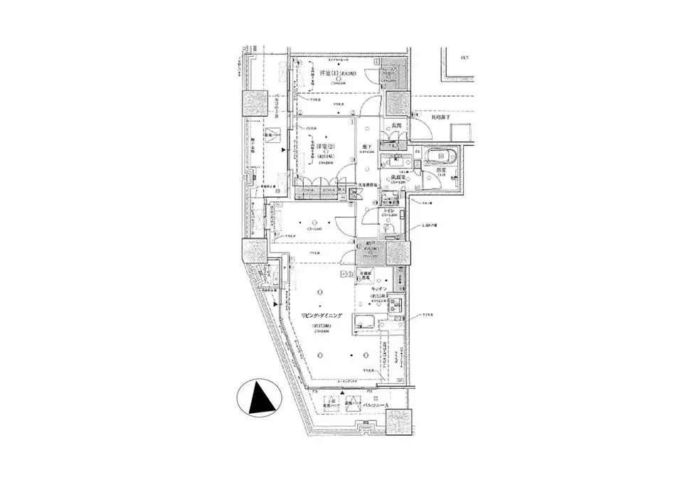 - 住宅の間取り図、リビングルーム、キッチン、寝室などの配置が示された詳細な設計図