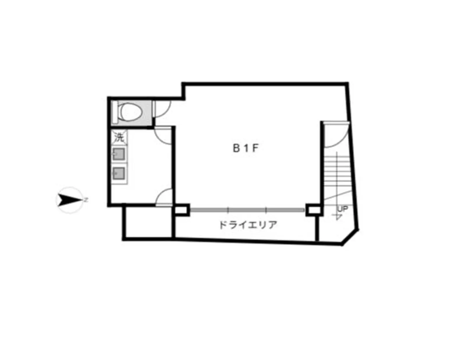 - 1階の間取り図、洗面所とトイレを含む、ドライエリアと階段の配置がある平面図