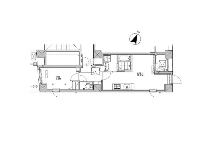 - 家庭用住宅の間取り図、各部屋の配置と寸法が記載された設計図、北方向を示すコンパス付き