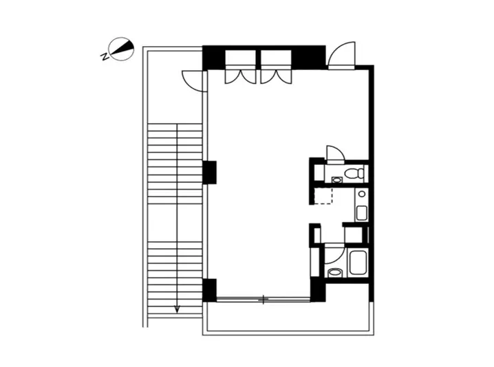 - 住宅の間取り図、階段、リビング、キッチン、バスルームを含むレイアウトが示されている設計図