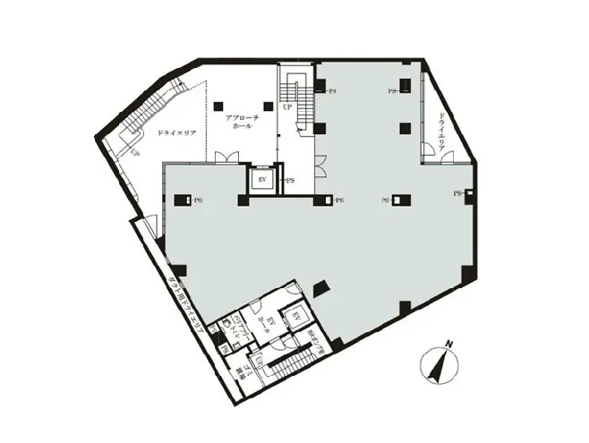- 住宅のフロアプラン、各部屋の配置や用途を示す詳細な間取り図、北方向のコンパスも表示されている