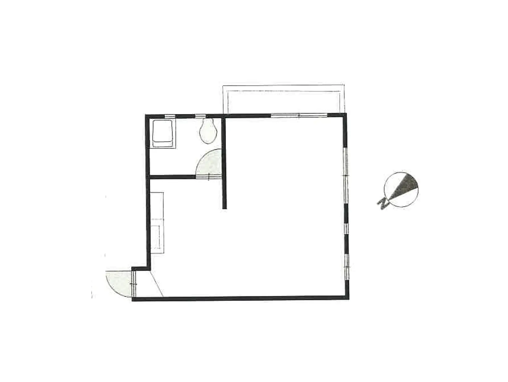 - シンプルな間取り図、リビング、キッチン、バスルームが配置された住宅デザインのスケッチ、北方向を示す矢印付き