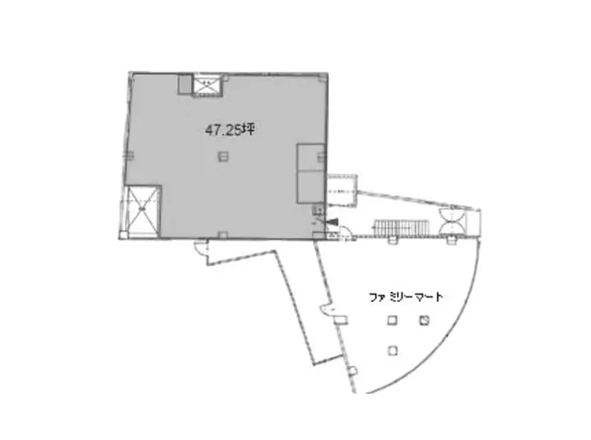 - 47.25坪の間取り図、リビングとファミリーマートへのアクセスを示した平面設計図
