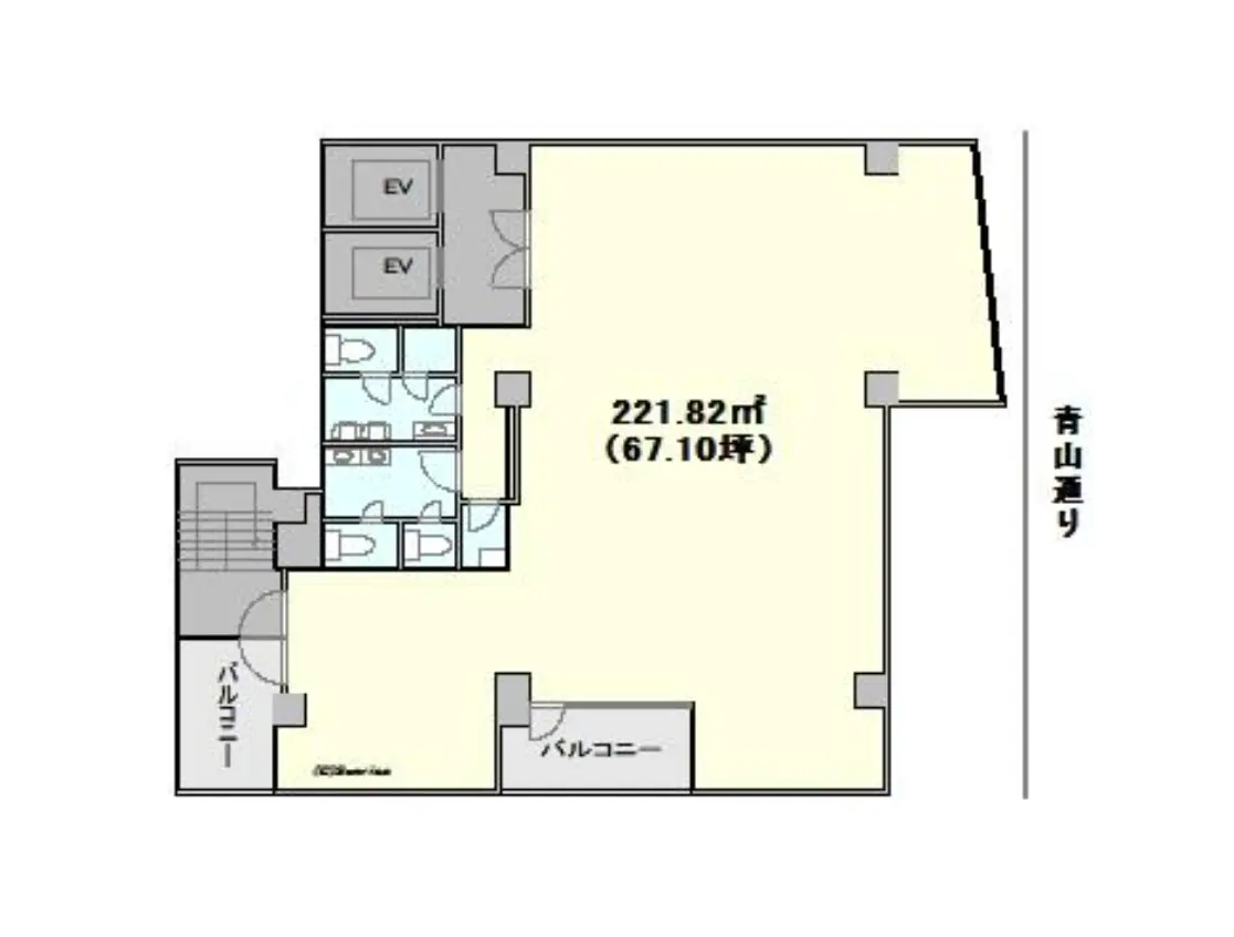 - 221.82㎡（67.10坪）の広さを持つ間取り図、エレベーターとトイレの配置が示されたオフィスレイアウト
