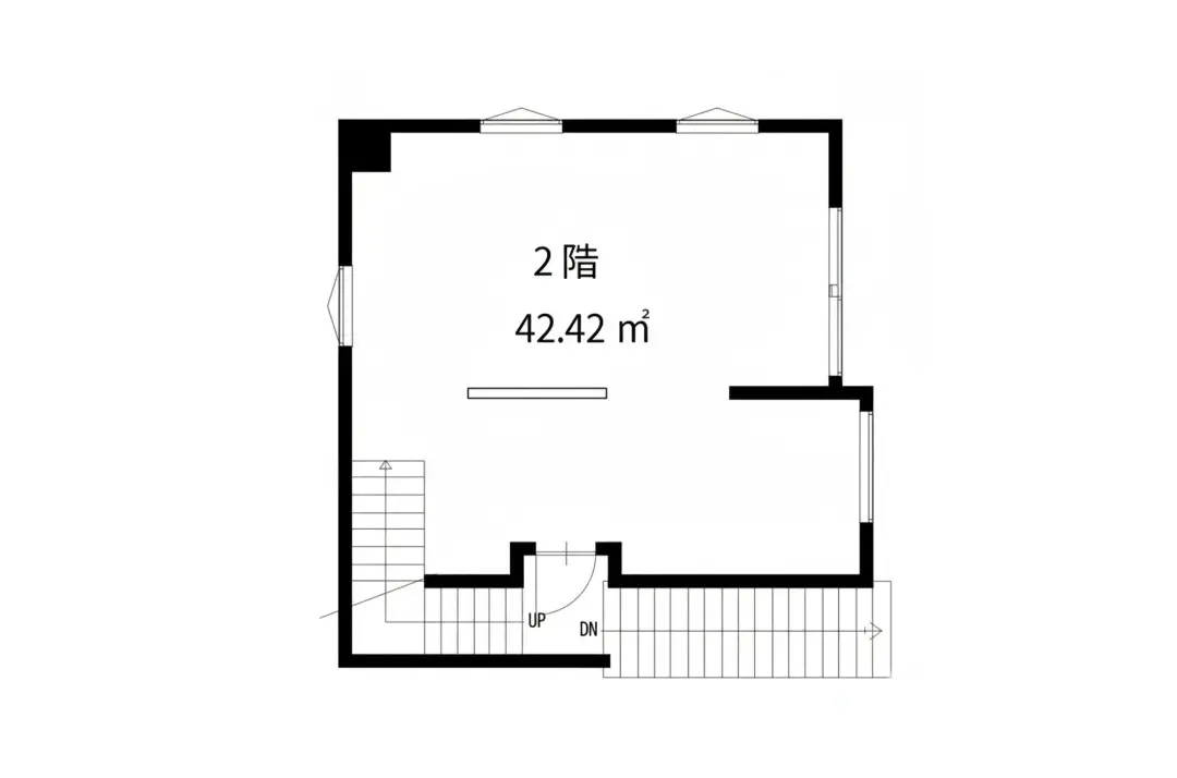 - 2階の間取り図、面積42.42平方メートル、階段の配置と窓の位置が示されたシンプルな設計