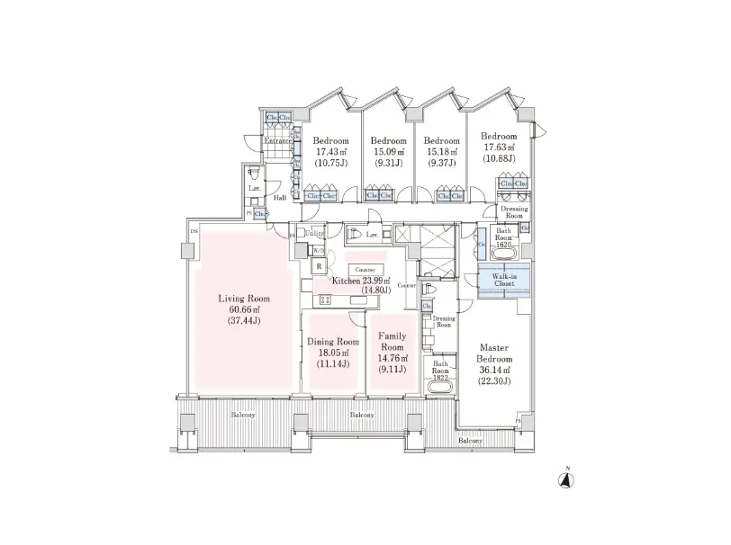 - 5つの寝室と広いリビング、ダイニング、ファミリールームを備えた間取り図、各部屋にバルコニー付き