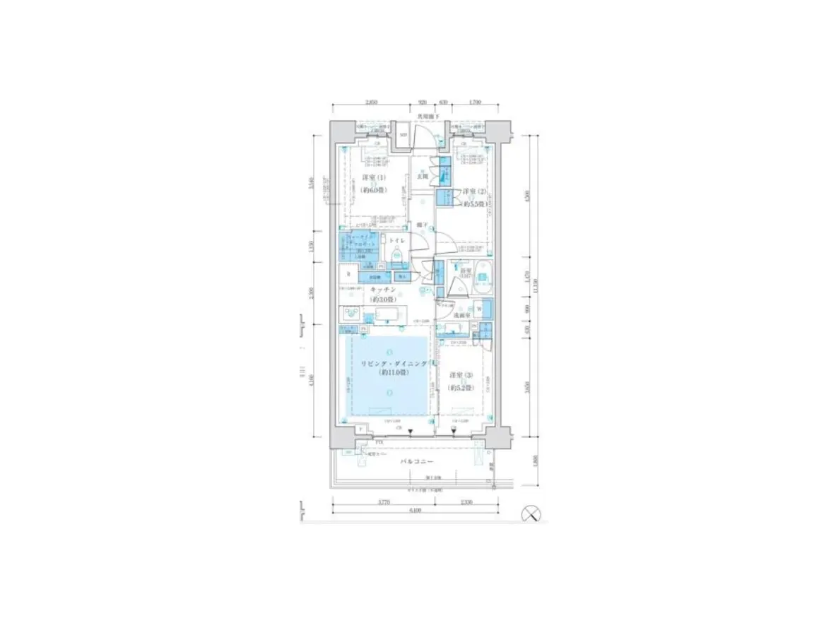 - 住宅の間取り図、リビングや寝室、バスルームを含むフロアプランの詳細設計図