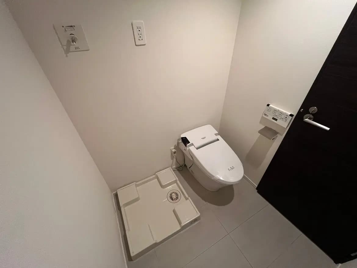 - シンプルで清潔感のあるトイレ空間、最新のウォシュレットと収納スペースが備わったインテリア