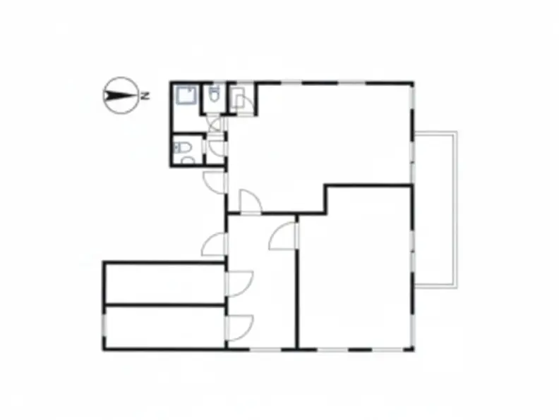 - 住宅の間取り図、部屋の配置とドアの位置が示されたシンプルなレイアウト、トイレとバスルームの位置も含む