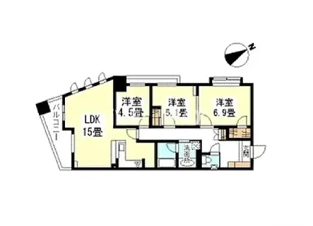 - 15畳のLDKと3つの洋室、4.5畳、5.1畳、6.9畳の間取り図、バルコニー付きのレイアウト