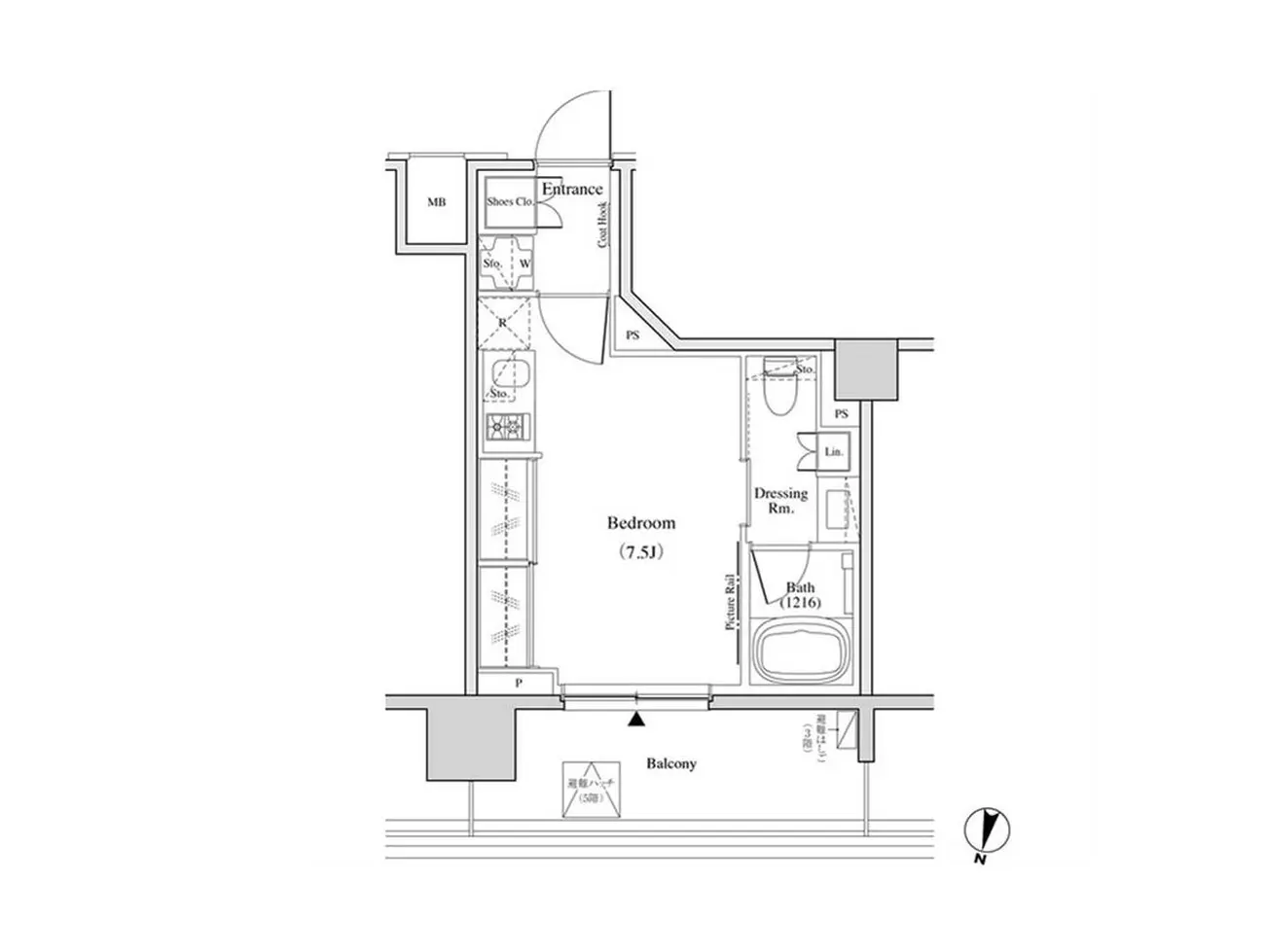 - 客間、寝室、バスルーム、ドレッシングルームが配置されたマンションの間取り図、バルコニーとエントランスの位置も表示されている。