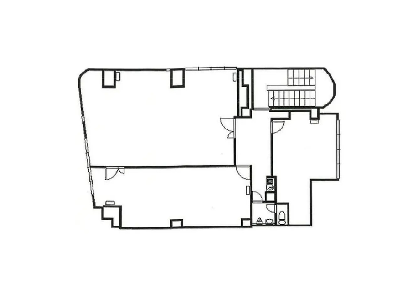 - 住宅の間取り図、リビングルーム、キッチン、バスルーム、階段などの配置が示されている設計図