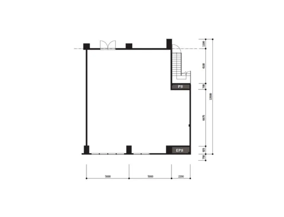 - 建築設計図の一部、階段と部屋の配置を示す平面図、寸法が記載された構造的なレイアウト