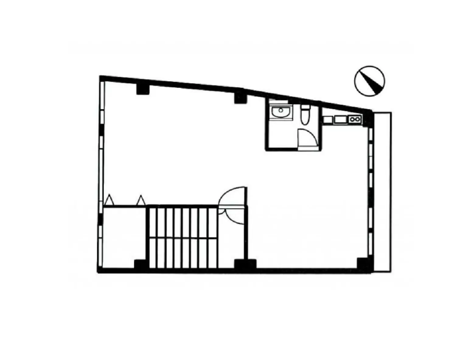 - シンプルで効率的な間取り図、リビングエリア、キッチン、バスルームの配置が描かれた平面図