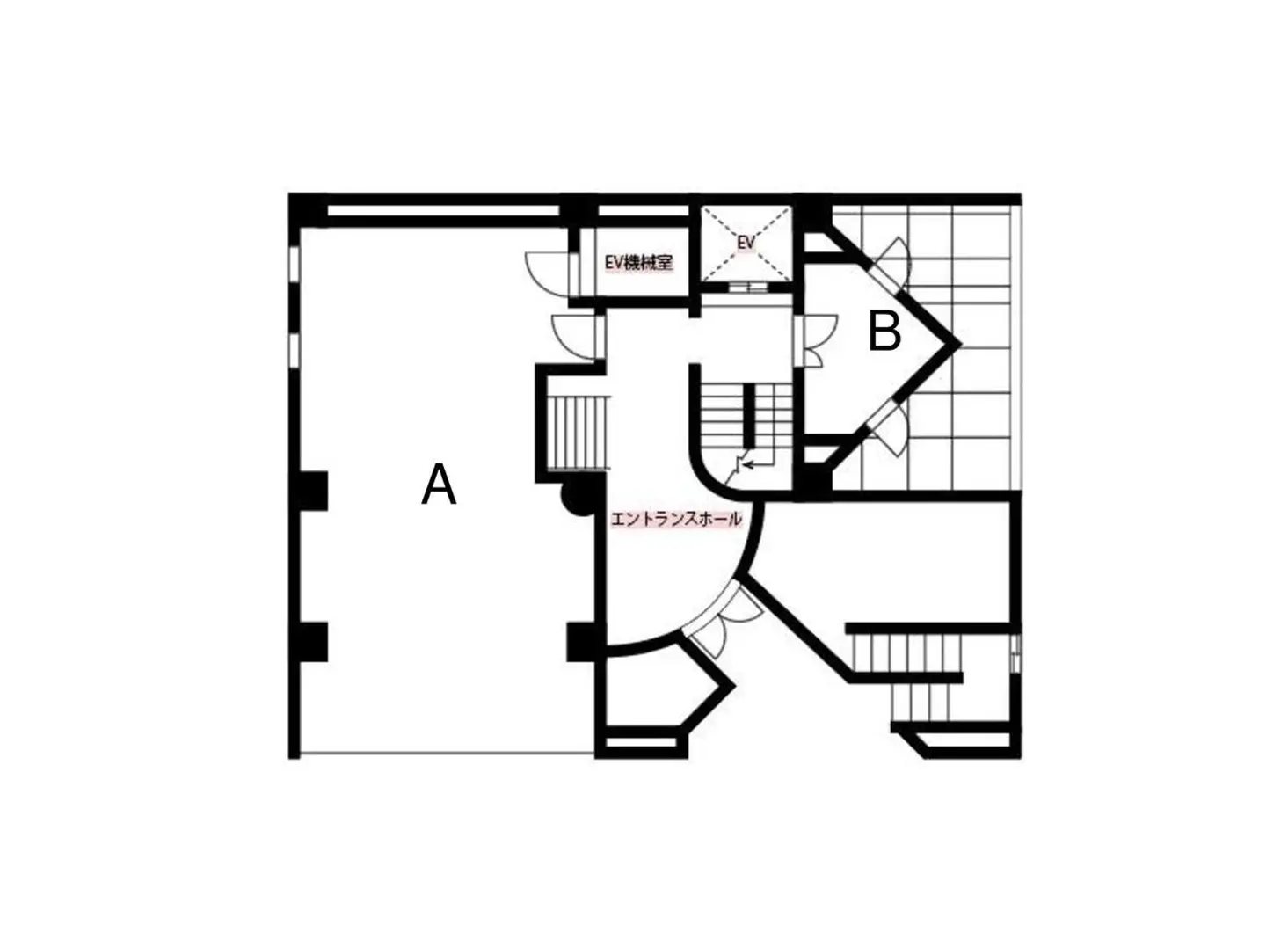 - 家の間取り図、エントランスホール、EV機械室と隣接する部屋AおよびBの配置が示されている図面