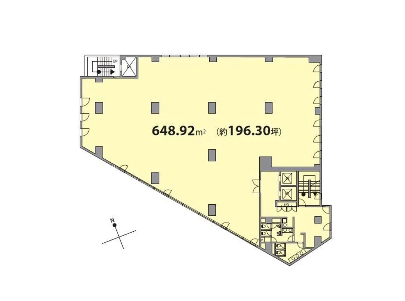 - オフィスの間取り図、648.92㎡（約196.30坪）の広々としたスペース、周囲に窓あり、収納スペースやキッチンエリアも確認できる状況