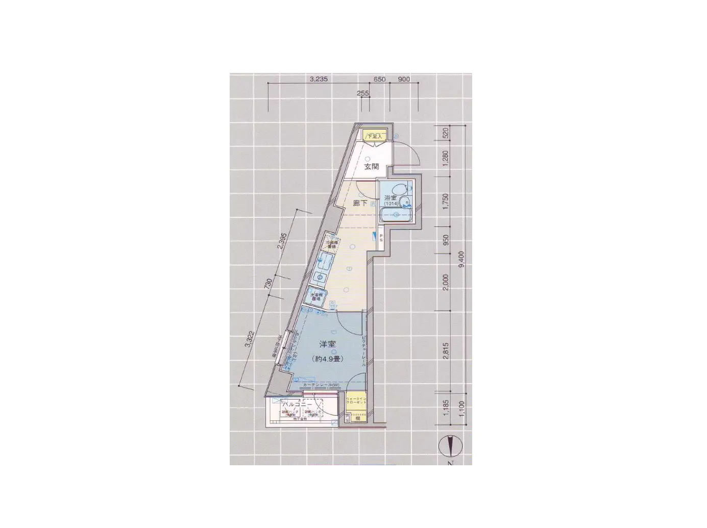 - L字型の間取り図、広い洋室とバスルーム、キッチン、ダイニングエリアが配置された設計図
