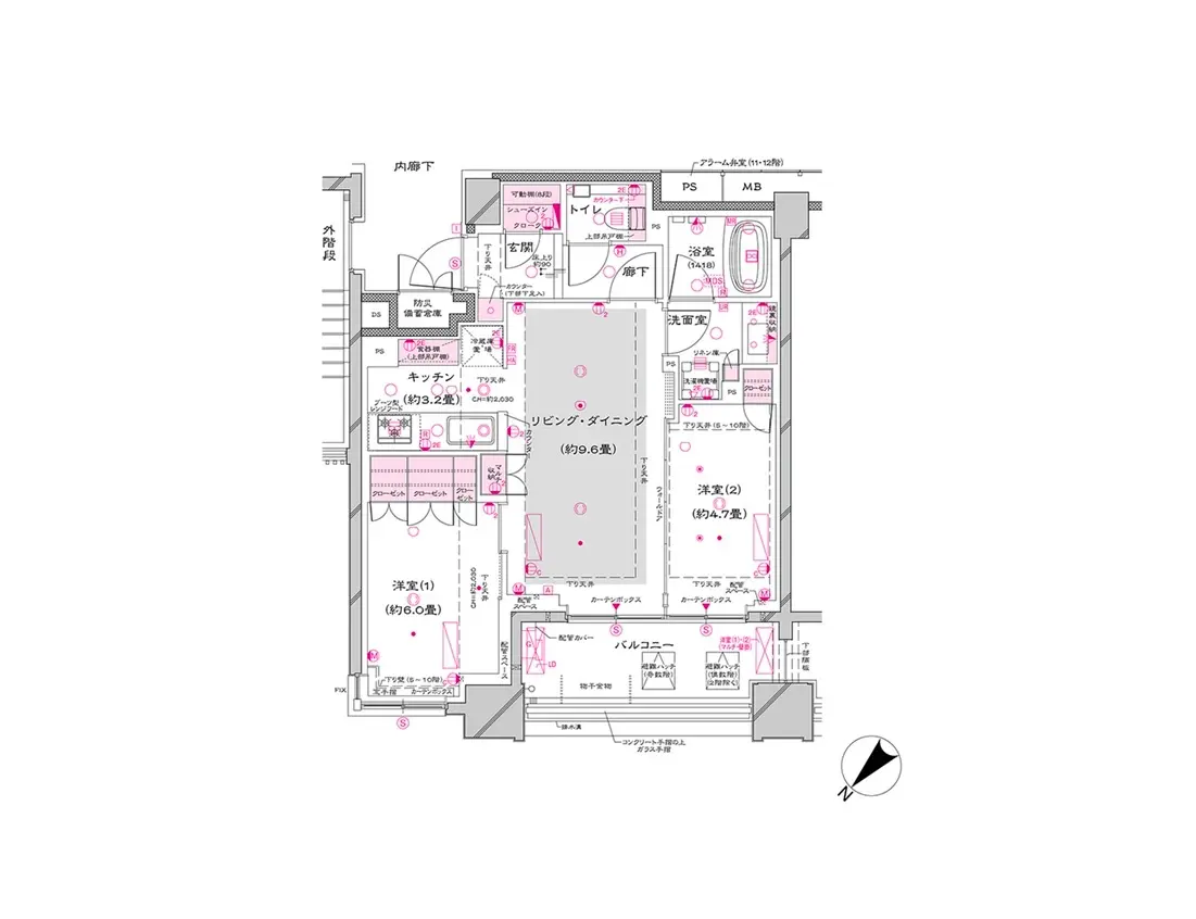 - 現代的なテイストの外観を持つ高層マンション、周囲に他のビルが立ち並ぶ様子が見える