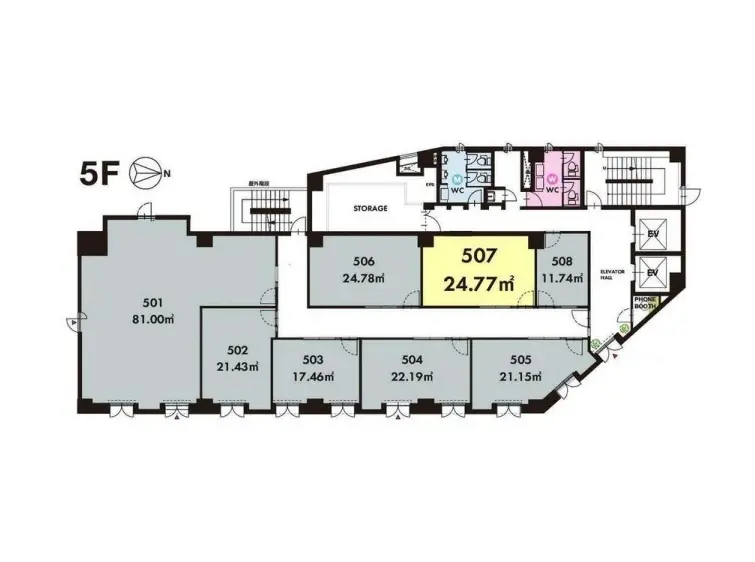 - 現代的なデザインのオフィスビル、周囲に高い木々と他の建物が並ぶ街の風景