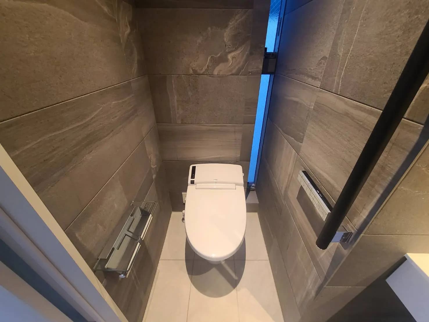 モダンなトイレルーム、グレーのタイル壁、クリーンなデザイン