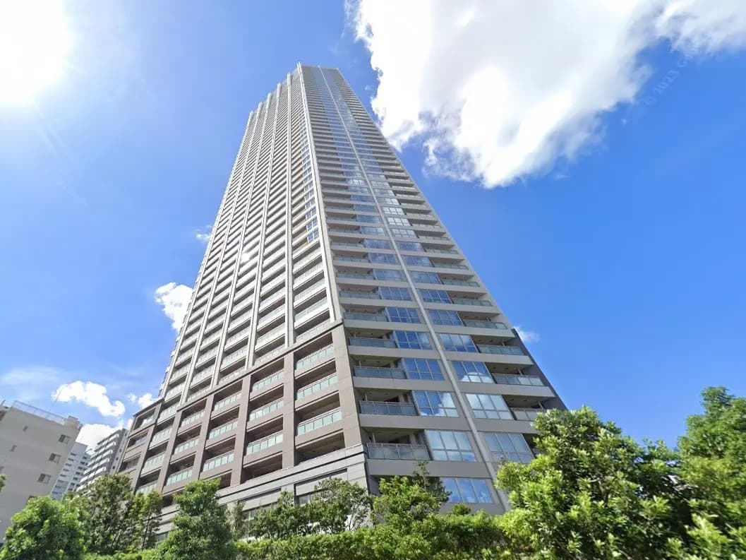 高層マンションの外観、晴れた日の青空と共に突き出たモダンな建築スタイル