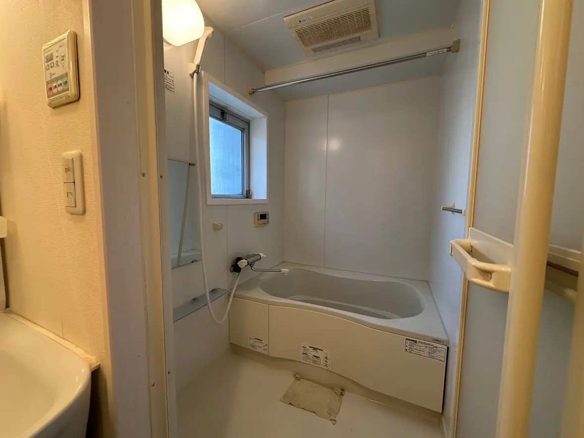 コンパクトな日本式ユニットバス、バスタブとシャワー、小窓付き、清潔で機能的なデザイン