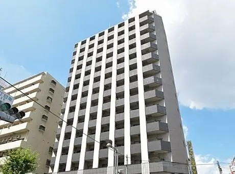 現代的なビジネスビルの外観、多階建て構造、都市の空と隣接する建物