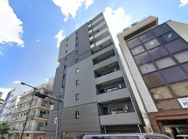 現代的な外観のマンション、青空に映える都市の建築物、住宅街の風景