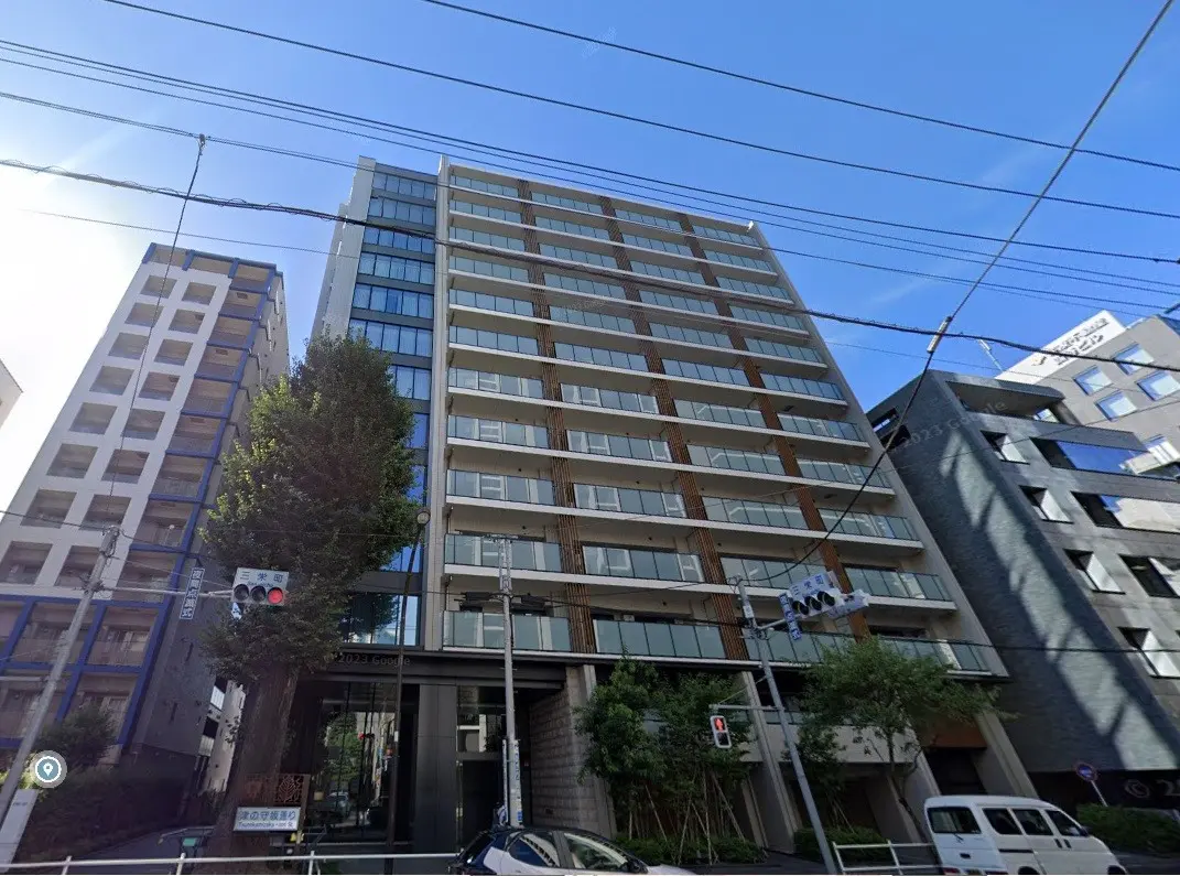 現代的なデザインの都市型マンション、多層階建て、日中の青空下