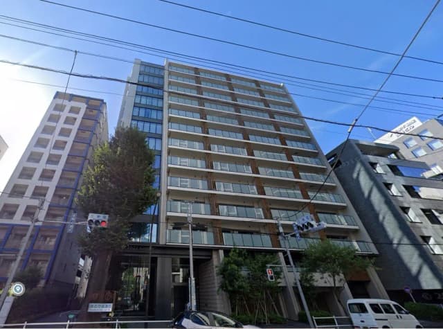 現代的なデザインの都市型マンション、多層階建て、日中の青空下