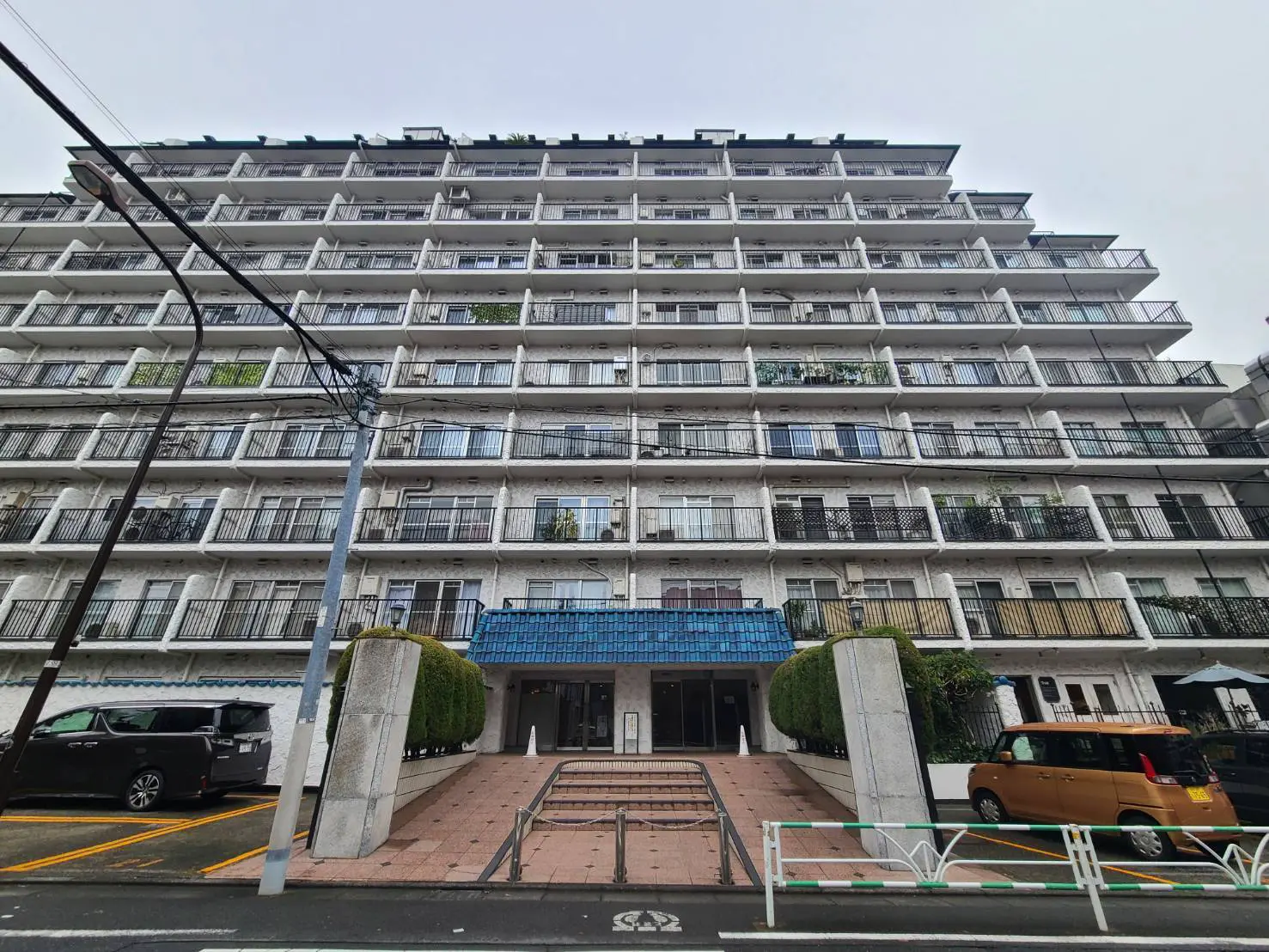 多階建ての外観と整備されたエントリーが特徴的なアパートビル