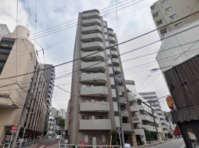 - 現代的なデザインのマンション、バルコニーがついた外観と都市の街並み、複数の建物が立ち並ぶ風景