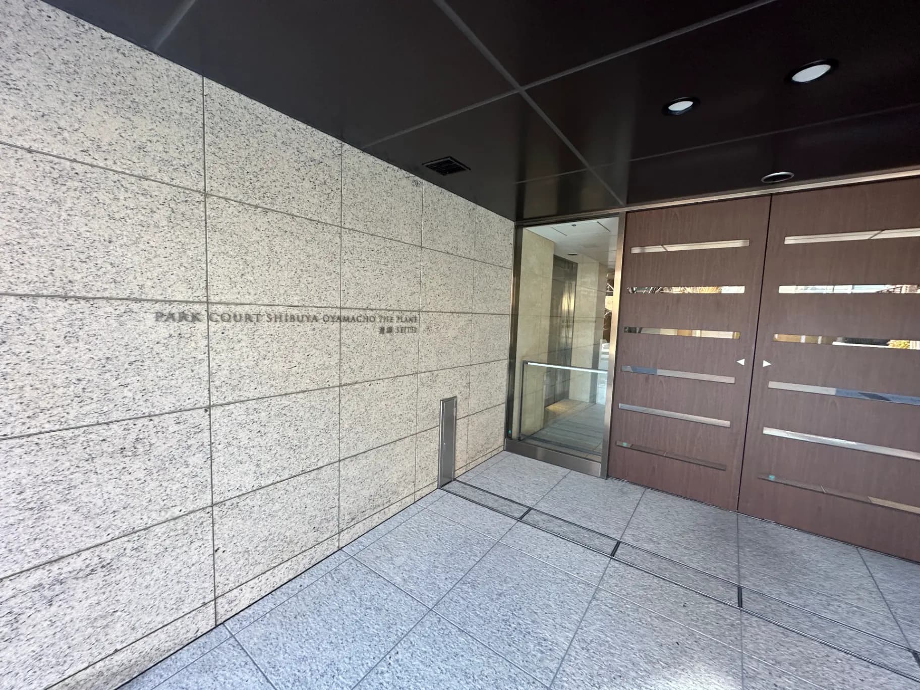 パークコート渋谷大和町ザ・タワーのエントランス、モダンな建築デザイン、清潔で広々としたエントリーウェイ