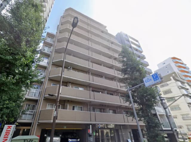 - 近代的なデザインのマンション外観、バルコニー付きの階層構造と周囲の緑豊かな景観