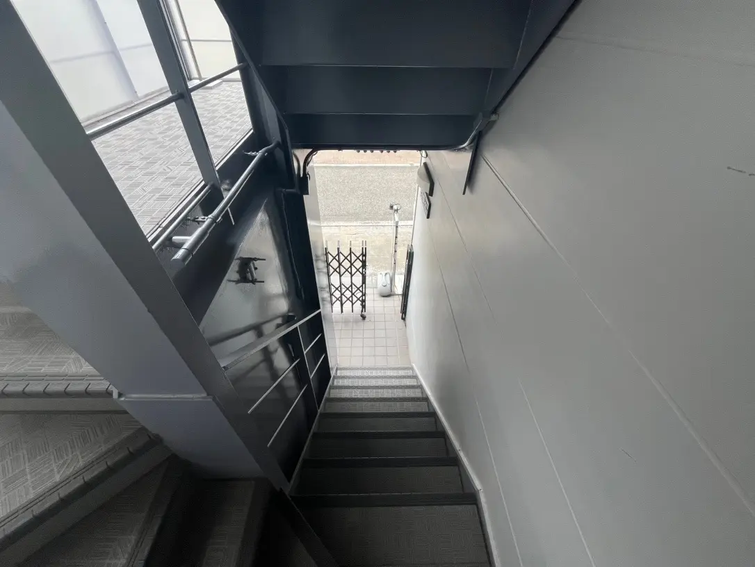 現代的な建物の階段と手すり、天窓から自然光が差し込むインテリア