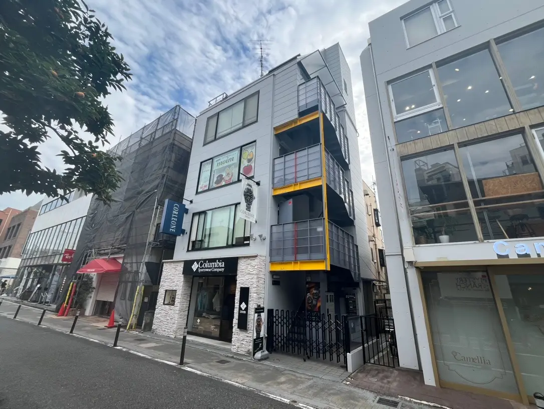 都市風景の建物群、カジュアルなファッションブランドのショップ、モダンな建築デザイン