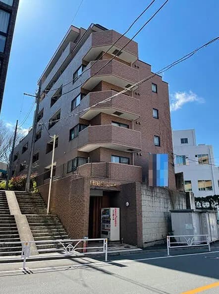 都市の通りに面したレンガ造りの多階建てマンション、晴れた日の青空と都市の住宅環境