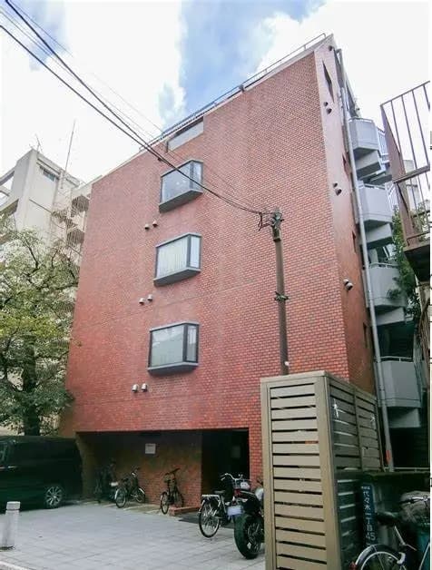 都市の景観に溶け込むレンガ造りのアパートビル、駐輪スペースあり