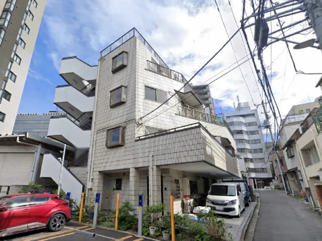 - 都市部に位置するモダンな集合住宅、バルコニー付きの外観、周囲のビルとのコントラストが魅力的な風景