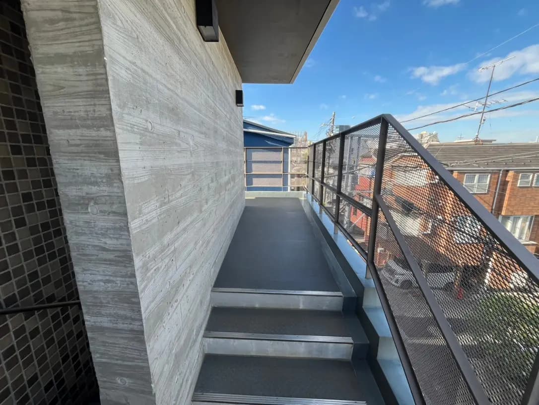 都市のアパートの屋外階段、モダンなデザインと都市の背景