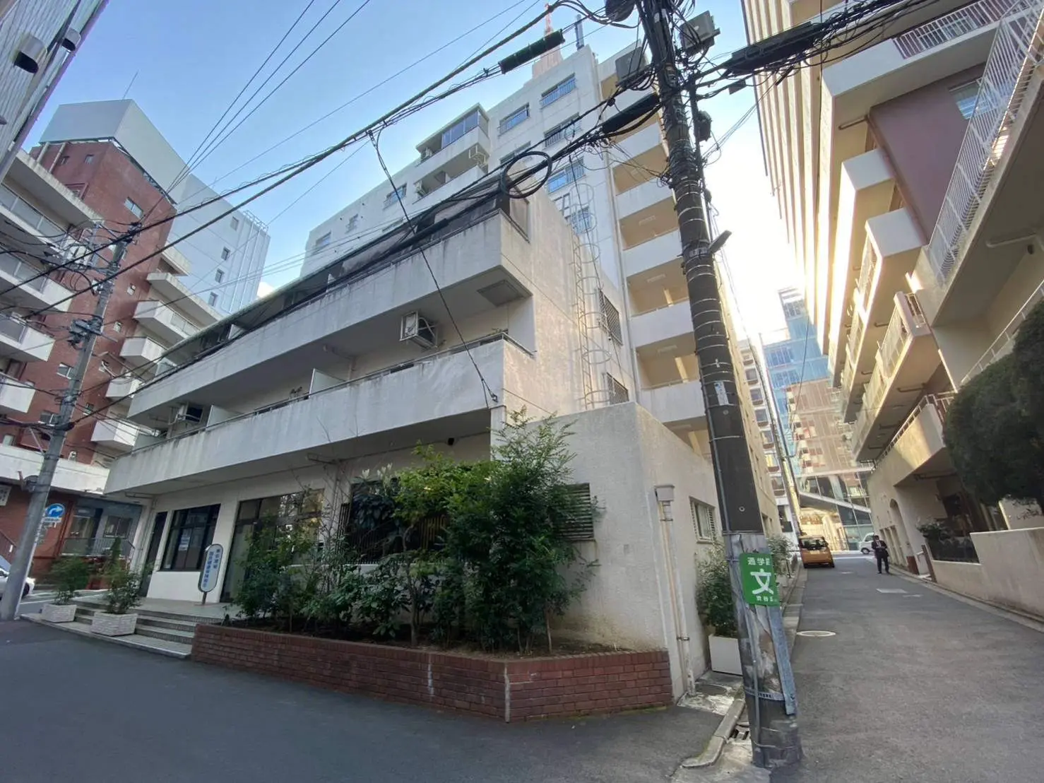 日本の都市風景、アパートメントビルと狭い路地、電柱に張り巡らされた電線