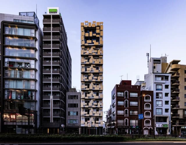 - 現代的なデザインの高層ビル群、ユニークな外観の建物と周囲の都市景観が特徴的な風景